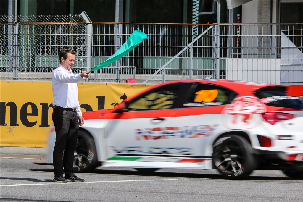 Promotor Martin Jensen fra TCR Denmark flagede løbet i gang.
(Foto: Niklas Majgaard/TCR Denmark)